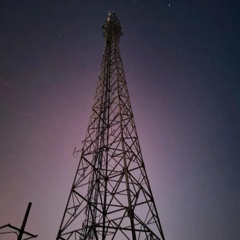 Telekomunikační věž z pozinkované úhlové oceli